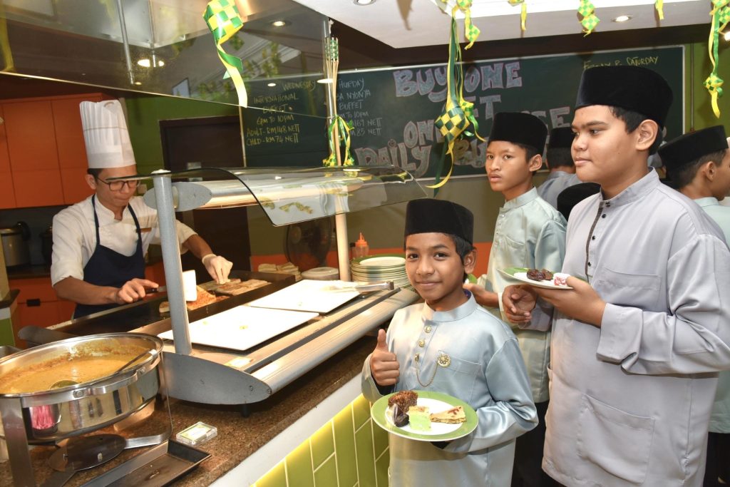Shangri-La Golden Sands Brings P. Ramlee’s Legacy to Life With Ramadan Buffet and Orphan Iftar