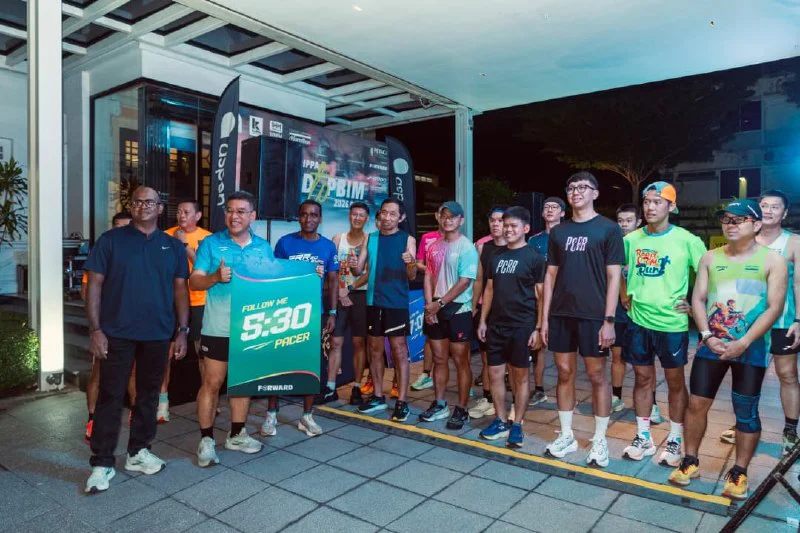 Runners with the 5:30 pacer sign at the PBIM Social Run Clinic 2026
