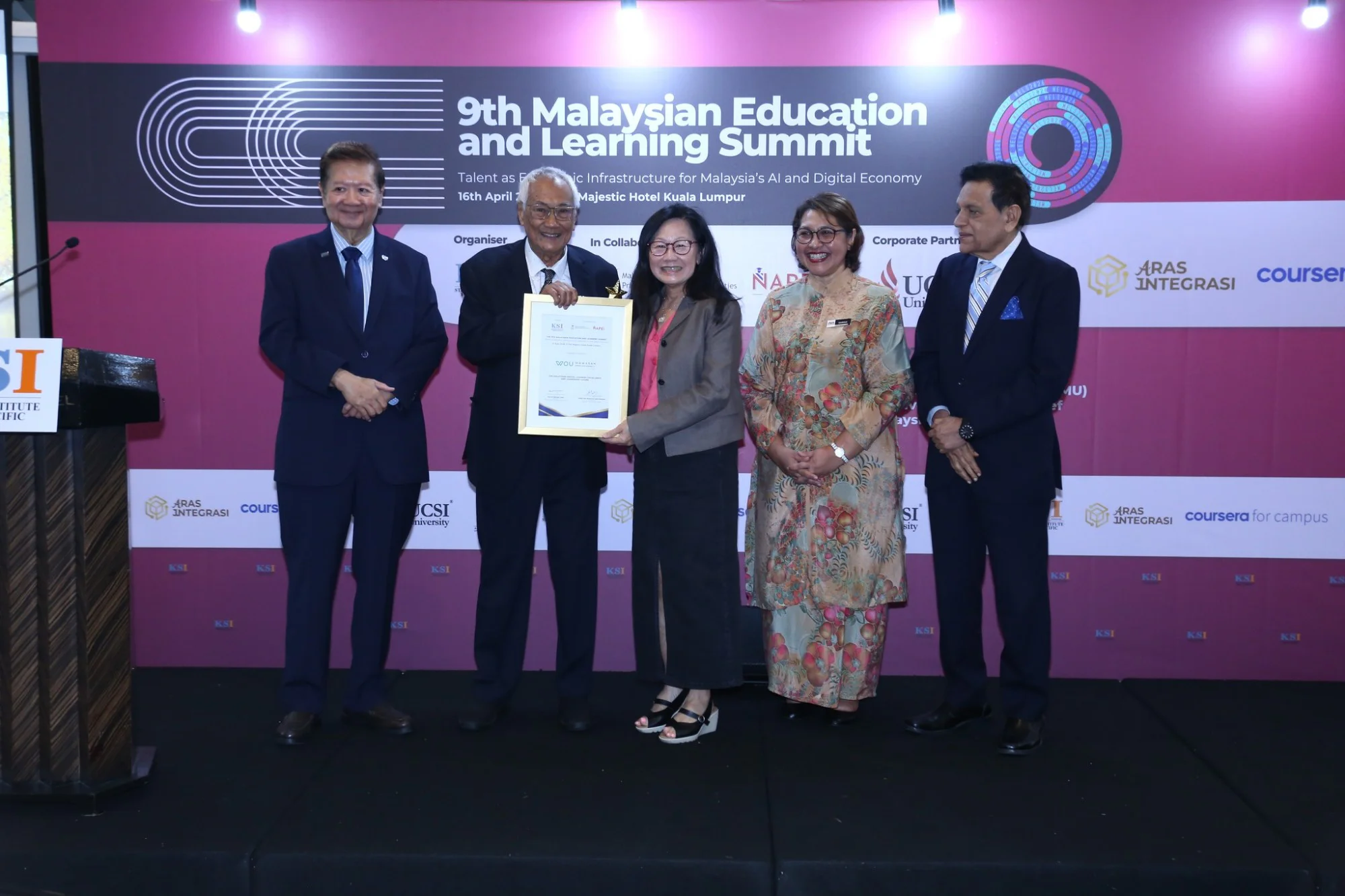 prof-dr-lily-chan-with-the-award196307036070773406.jpg