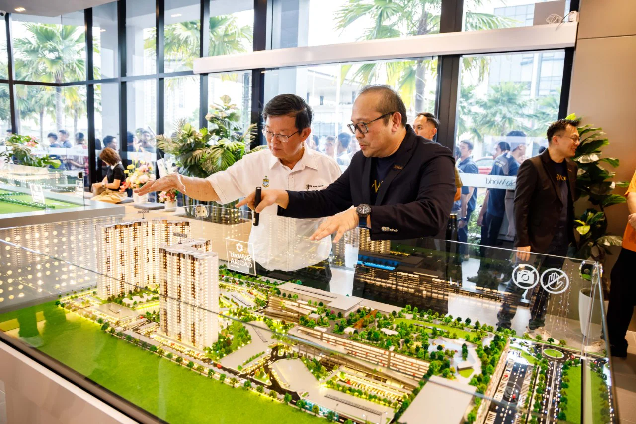 SkyWorld chief executive officer Lee Chee Seng briefs Penang Chief Minister Chow Kon Yeow over a scale model of the Bandar Cassia development